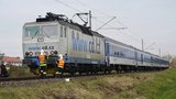 Vlak srazil člověka na Chomutovsku: Provoz prozatím stojí