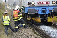 Vlak na Mělnicku najel do nastraženého kamení: Patrně ho tam daly děti