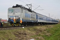 Vlak srazil člověka na Chomutovsku: Provoz prozatím stojí