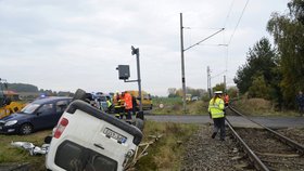 Vjel na přejezd, i když svítila výstražná světla: Dodávka skončila na střeše.