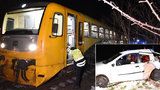 Přes výstražná červená světla vjela na přejezd a srazil ji vlak: Řidička z místa utekla