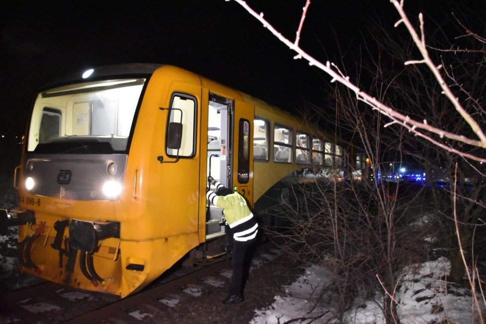 Řidička osobního auta vjela na přejezd, když blikala červená výstražná světla. Srazila se s přijíždějícím vlakem, pak z místa nehody utekla.