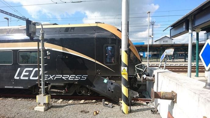 V Přerově projel vlak jedoucí ze Starého Města u Uherského Hradiště návěstidlo zakazující jízdu a následně se srazil se zarážedlem kusé koleje. 