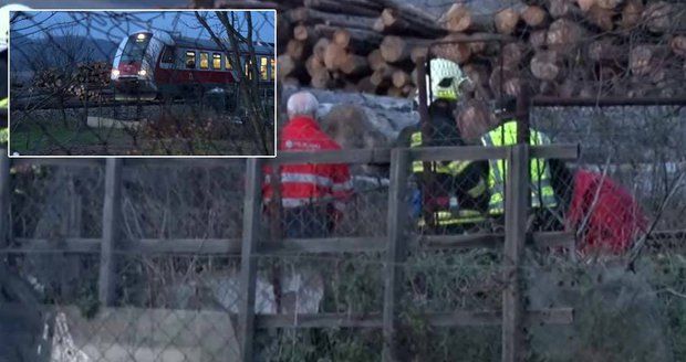 Mladá žena si sedla na koleje před přijíždějící vlak: Strojvedoucí neměl šanci vlak ubrzdit