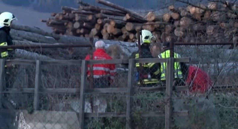 Mladá žena si sedla na koleje před přijíždějící vlak. Srážku nepřežila.