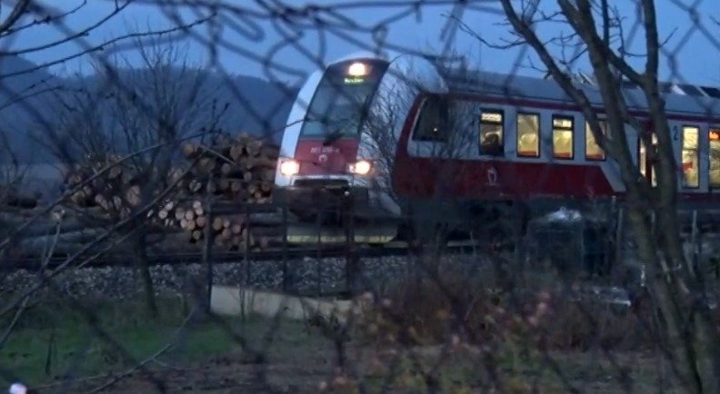 Mladá žena si sedla na koleje před přijíždějící vlak. Srážku nepřežila.