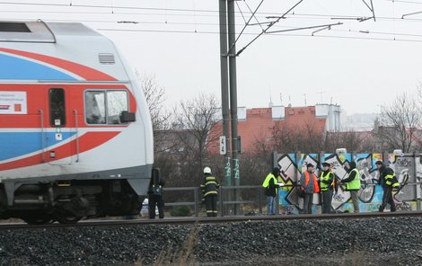 Muž pod vlakem zemřel, druhý z místa utekl.