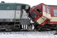 Srážka osobních vlaků: Strojvedoucí jel na červenou!