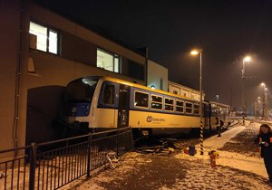 V Českém Těšíně vykolejil osobní vlak. Nikdo se nezranil, škoda je zhruba milion korun.