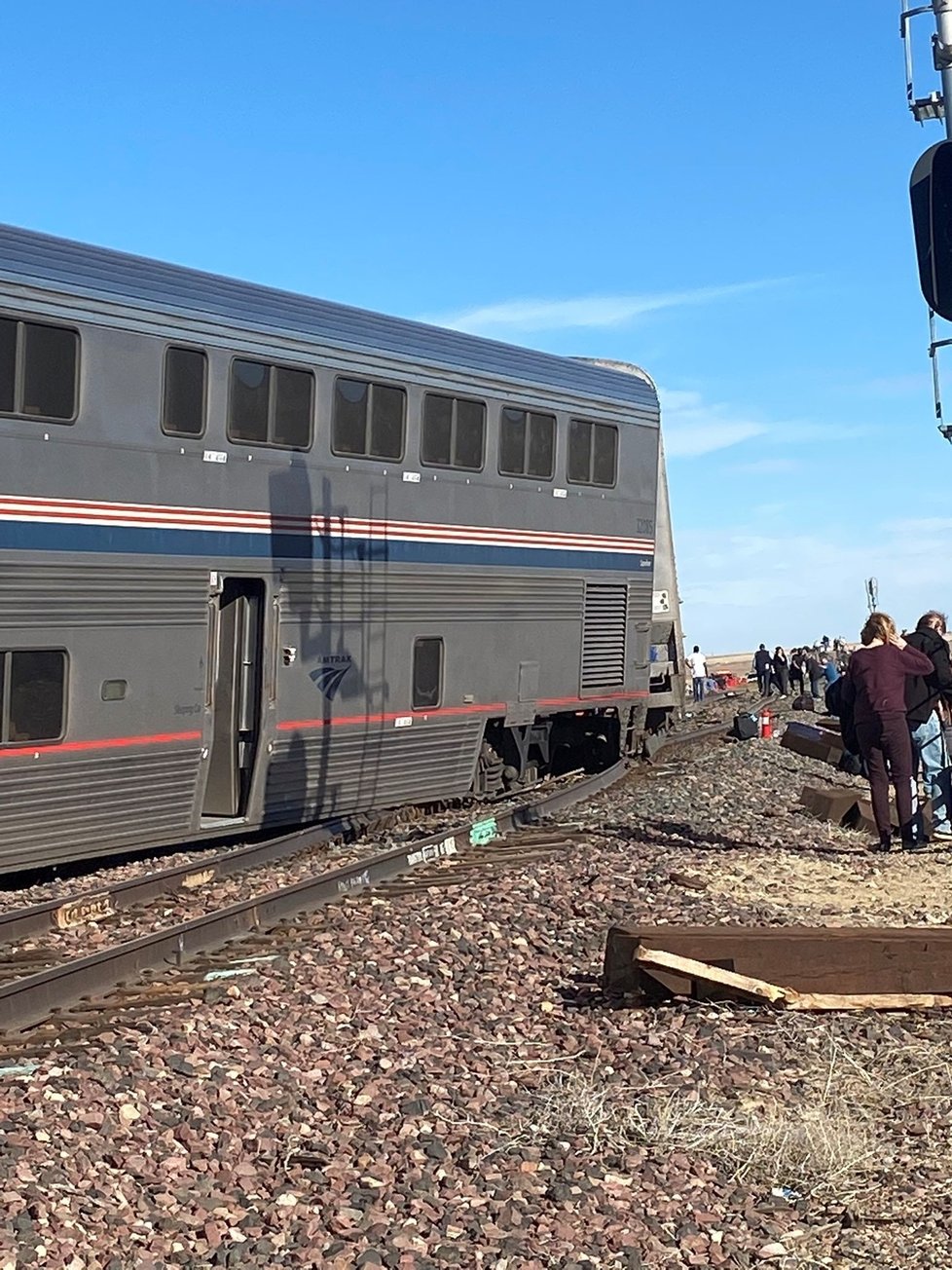 Při vykolejení vlaku v americké Montaně  se zranilo 50 lidí a tři zahynuli.