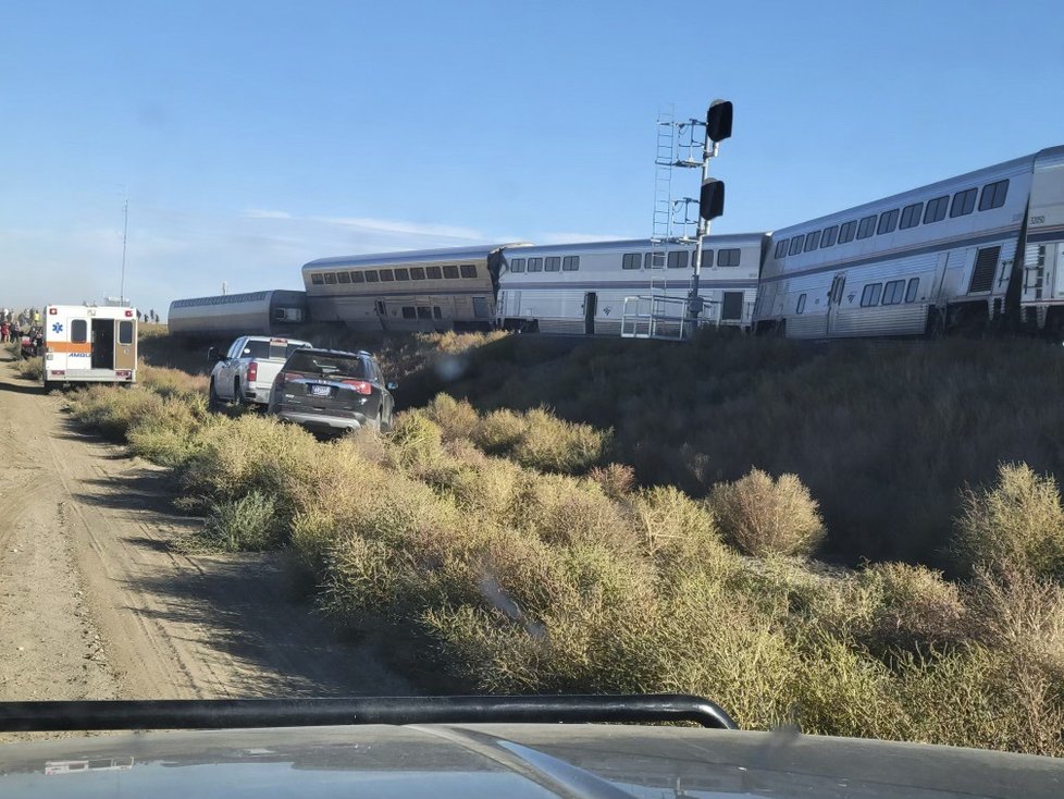 Při vykolejení vlaku v americké Montaně  se zranilo 50 lidí a tři zahynuli.