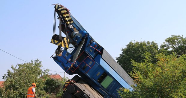 Při odtahu vykolejeného vlaku u Vnorov vykolejil i odtahový jeřáb.