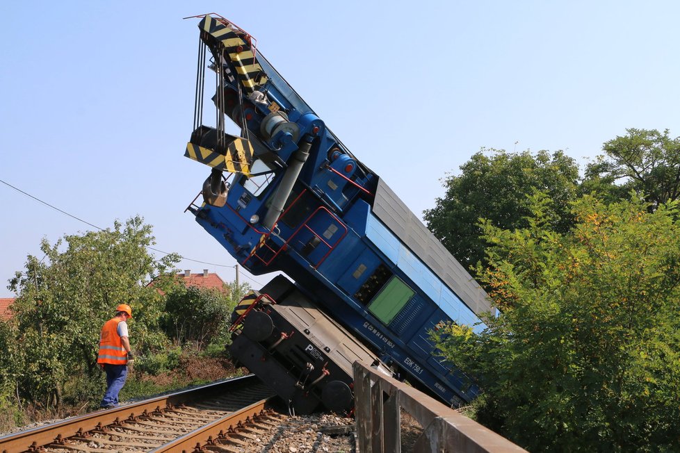 Při odtahu vykolejeného vlaku u Vnorov vykolejil i odtahový jeřáb.