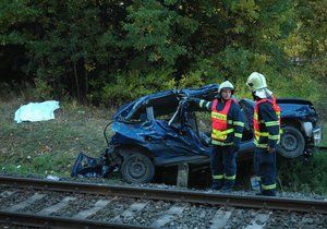 Nehody na železničních přejezdech nejčastěji vznikají kvůli nepozornosti.