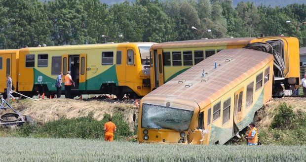 Děsivá srážka na železničním přejezdu: Vlak vykolejil a skončil v poli