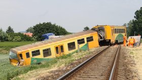 Na železničním vlakovém přejezdu v Dobroticích na Kroměřížsku se srazil vlak s nákladním autem.