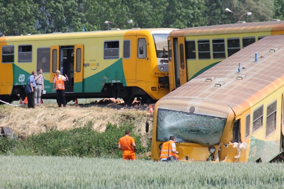 Řidič náklaďáku vjel na nechráněný přejezd ve chvíli, kdy tudy projížděl vlak. Při nehodě se zranily tři osoby.