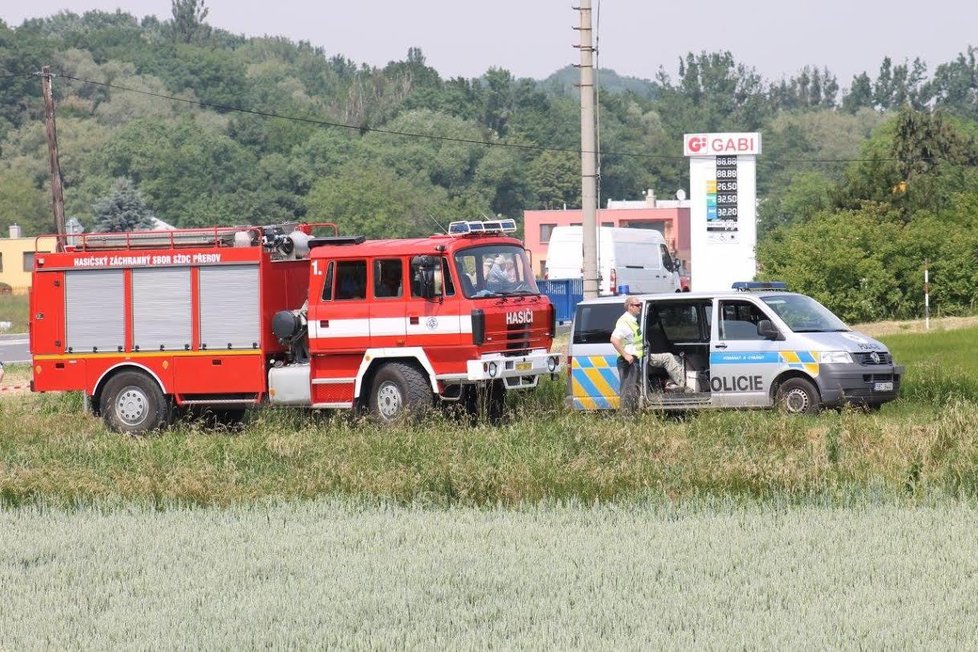 Na železničním vlakovém přejezdu v Dobroticích na Kroměřížsku se srazil vlak s nákladním autem.