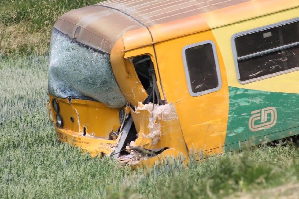 Vlak po srážce vykolejil. Jeden z vagonů skončil až v poli. Při nehodě byli lehce zraněni tři cestující z vlaku.