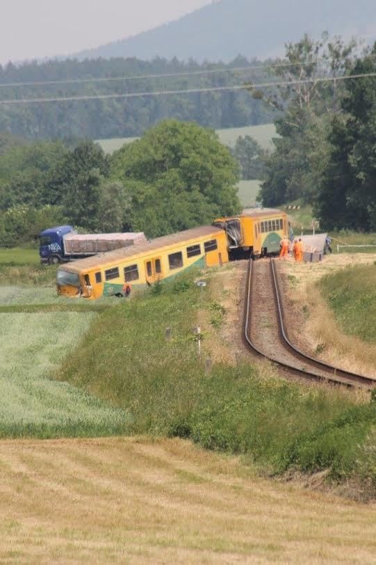 Na železničním vlakovém přejezdu v Dobroticích na Kroměřížsku se srazil vlak s nákladním autem.