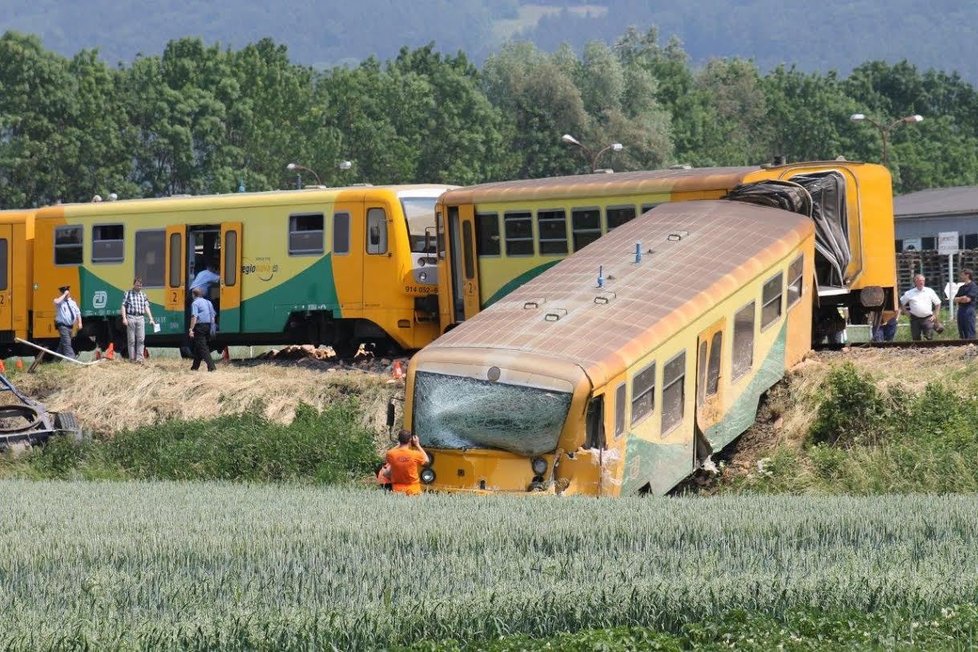 Řidič náklaďáku vjel na nechráněný přejezd ve chvíli, kdy tudy projížděl vlak. Při nehodě se zranily tři osoby.