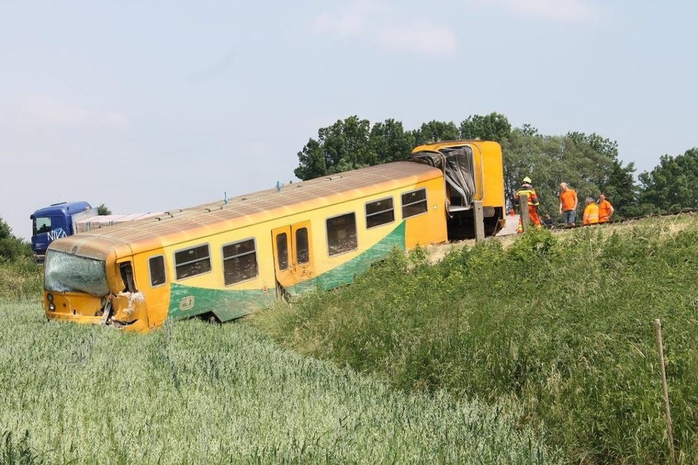 Vlak po srážce vykolejil. Jeden z vagonů skončil až v poli. Při nehodě byli lehce zraněni tři cestující z vlaku.