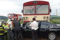 Vlak smetl auto na přejezdu: Motorák tlačil bavoráka 25 metrů!