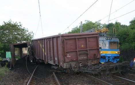 Odklízení následků potrvá několik dní, od večera je zprovozněna jedna kolej.