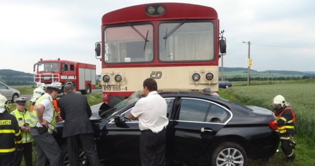 Vlak smetl auto na přejezdu: Motorák tlačil bavoráka 25 metrů!