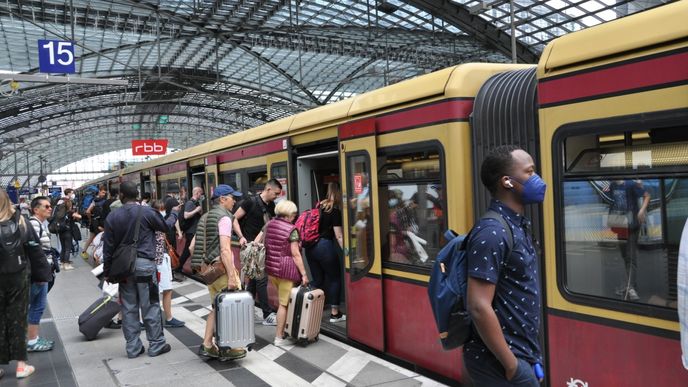 Cestující nastupují do vlaku na nádraží v Berlíně. Od počátku června  mohou lidé v Německu jezdit po celé zemi regionální dopravou za měsíční cenu devět eur. Levná jízdenka je populární, vlaky jsou ale často přeplněné.