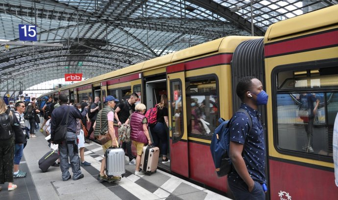 Cestující nastupují do vlaku na nádraží v Berlíně. Od počátku června  mohou lidé v Německu jezdit po celé zemi regionální dopravou za měsíční cenu devět eur. Levná jízdenka je populární, vlaky jsou ale často přeplněné.