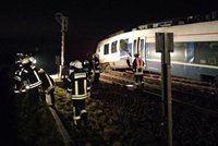 Srážka vlaků u německého Düsseldorfu: Desítky zraněných a popadané vedení