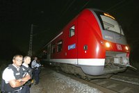 Uprchlík (†17) zaútočil v německém vlaku sekerou a křičel „Alláhu akbar“, doma měl vlajku ISIS