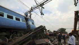 Vlak nedaleko Dillí vykolejil, zemřelo 36 lidí.