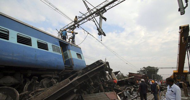 Vlak nedaleko indické metropole vykolejil, nehodu nepřežilo 36 lidí