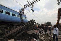 Vlak nedaleko indické metropole vykolejil, nehodu nepřežilo 36 lidí