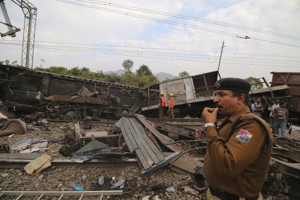 Vlak nedaleko Dillí vykolejil, zemřelo 36 lidí