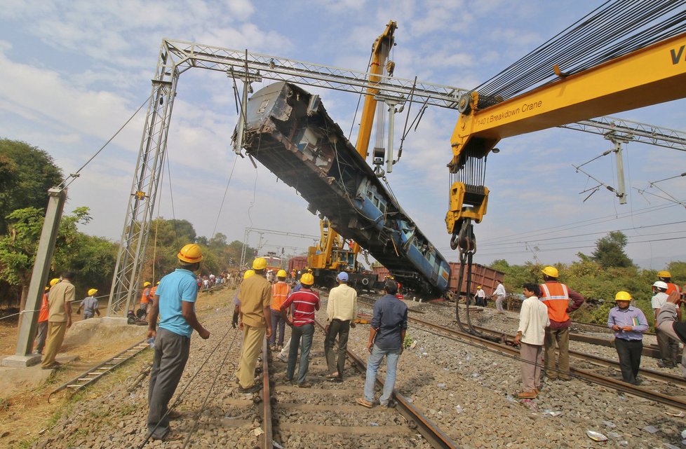 Vlak nedaleko Dillí vykolejil, zemřelo 36 lidí