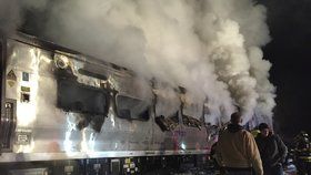 Část vlakové soupravy po nárazu začala hořet.