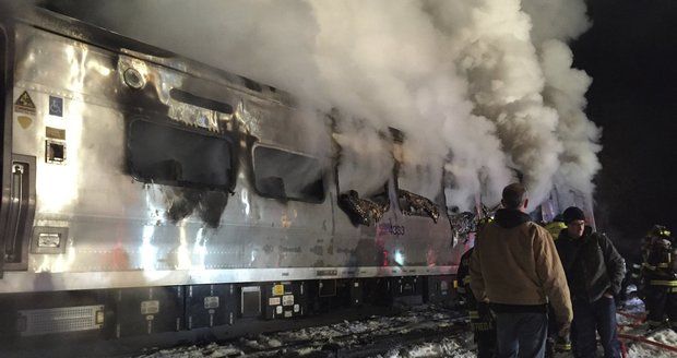 V New Yorku havaroval vlak: Srazil se s autem a začal hořet!