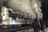 V New Yorku havaroval vlak: Srazil se s autem a začal hořet!