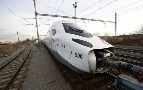 Nové TGV na zástávce ve Velimi.