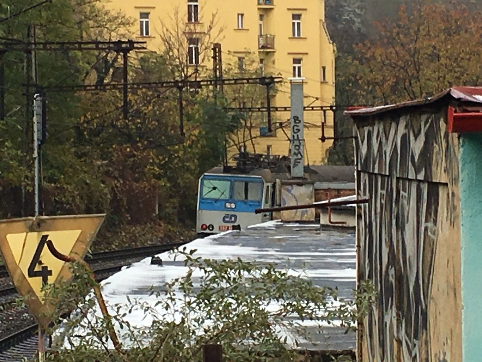 Dva vlaky v Nuslích se málem srazily na jedné koleji.