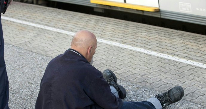 Muž (60) v rakouském vlaku nožem pobodal dva mladíky