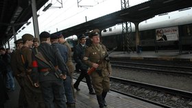 Na olomouckém hlavním nádraží to vypadalo, podobně, jako v dobách ne zcela dávno minulých. Ještě před dvaceti lety tam postávali a hlídali sovětští vojáci.