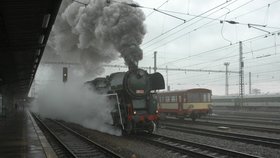 Z olomouckého hlavního nádraží včera vyjel historický parní vlak do Bílých Karpat. České dráhy tak zahájily novou turistickou sezónu.