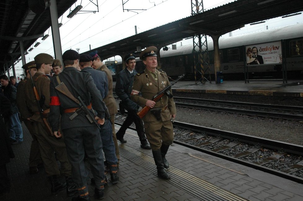 Na olomouckém hlavním nádraží to vypadalo, podobně, jako v dobách ne zcela dávno minulých. Ještě před dvaceti lety tam postávali a hlídali sovětští vojáci.