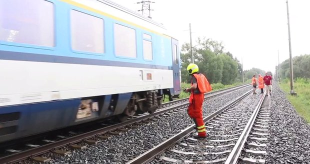 Tragédie zastavila železnici mezi Brnem a Vídní: Rychlík u Podivína zabil mladou ženu