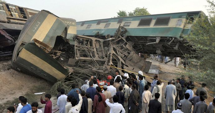 Ohromný zmatek si vyžádala masivní nehoda dvou vlaků. Na místě je 6 mrtvých a více než 150 zraněných.