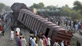 Masivní srážka dvou vlaků: Zemřelo nejméně 6 osob, více než 150 je zraněných